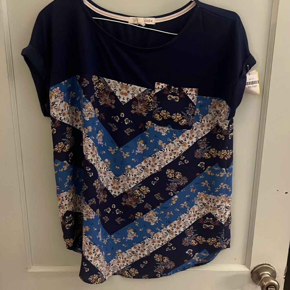 Womens blouse size XL thin and lightweight 
Brand is rewind